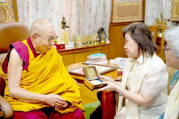 दलाई लामांना 64 वर्षांनी रॅमन मॅगसेसे पुरस्कार प्रदान