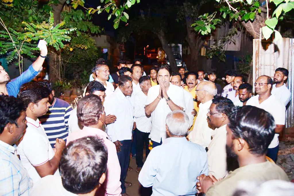 काँग्रेस उमेदवार राजू सेठ यांचा मतदारांशी संवाद