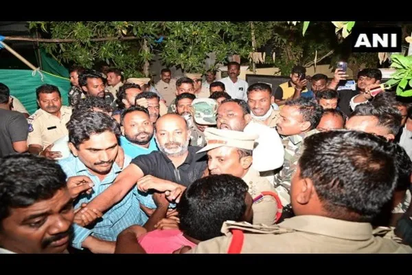 तेलंगणात भाजप प्रदेशाध्यक्षांना अटक