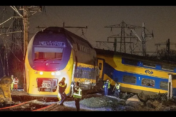 नेदरलँड्समध्ये दोन रेल्वेगाडय़ांची टक्कर