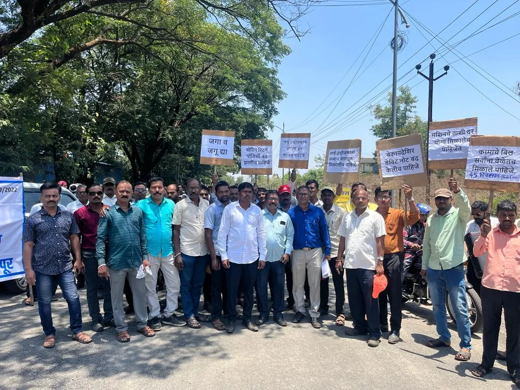 मोठ्या उद्योजकांनी छोट्या उद्योजकांची पिळवणूक थांबवावी; छोट्या उद्योजकांनी काढली निषेध रॅली