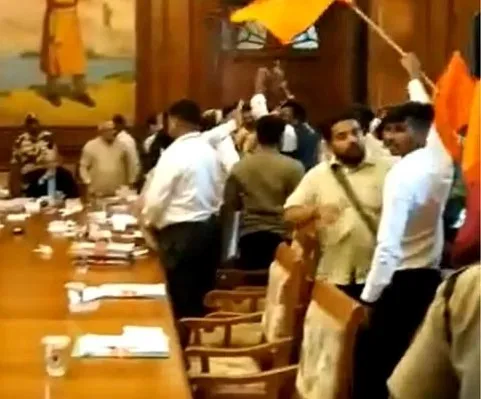 अश्लील रॅप साँग शूट प्रकरणी अभाविप आक्रमक; विद्यापीठात राडा