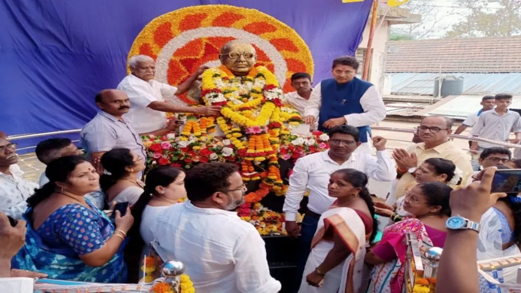 शिक्षणमंत्री केसरकरांनी केला डॉ .बाबासाहेबांच्या पुतळ्याला पुष्पहार अर्पण !