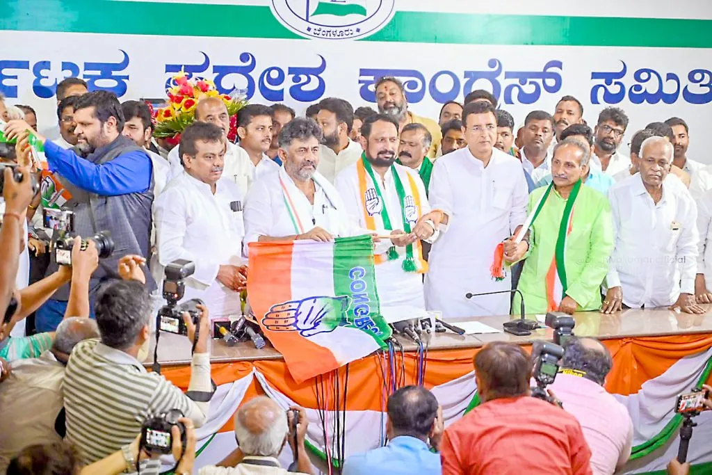 लक्ष्मण सवदी काँग्रेसमध्ये