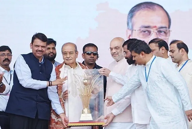 ज्येष्ठ निरुपणकार अप्पासाहेब धर्माधिकारी ‘महाराष्ट्र भूषण’ पुरस्काराने सन्मानित