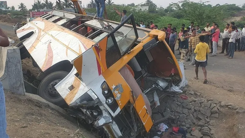 तुळजापूरहून पुण्याकडे जाणारी खासगी बस उलटली; महिलेचा मृत्यू, 30 जखमी