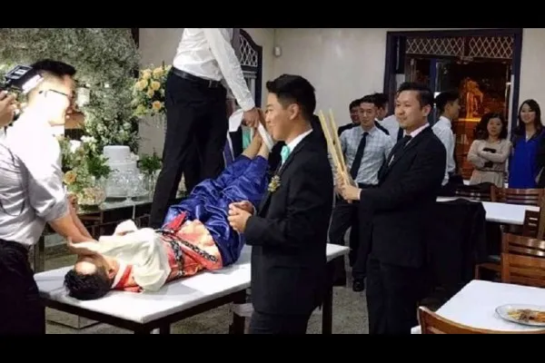 विवाहावेळी वराला उलट लटकविण्याची प्रथा