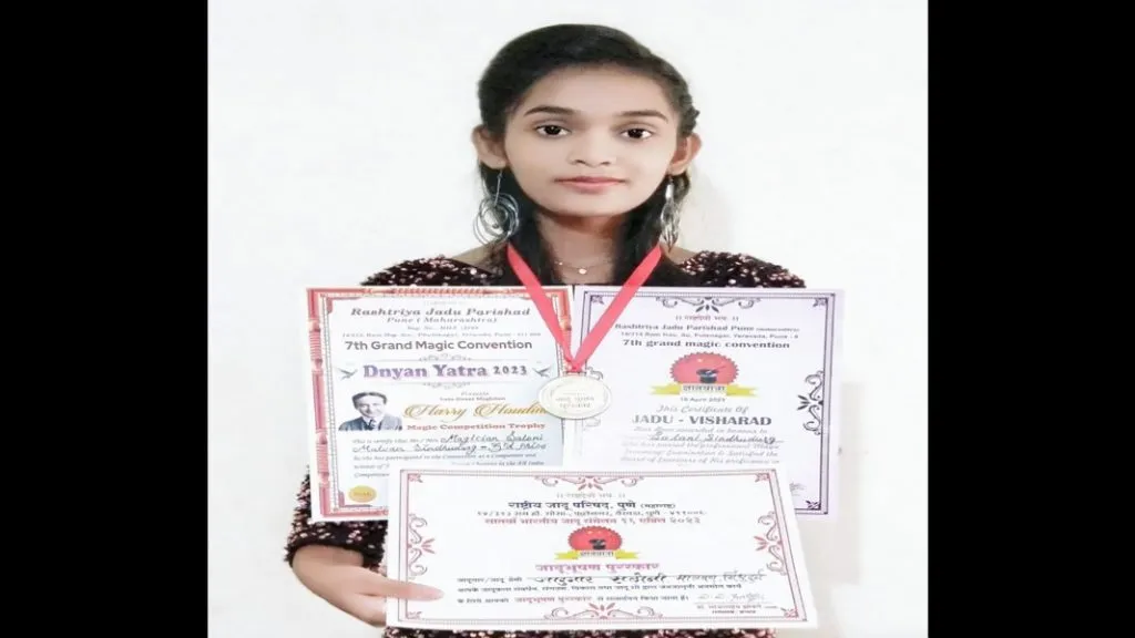 सिंधुदुर्गची कन्या जादूगार सलोनी धुरी हिची जादूगर संमेलनात जादू !