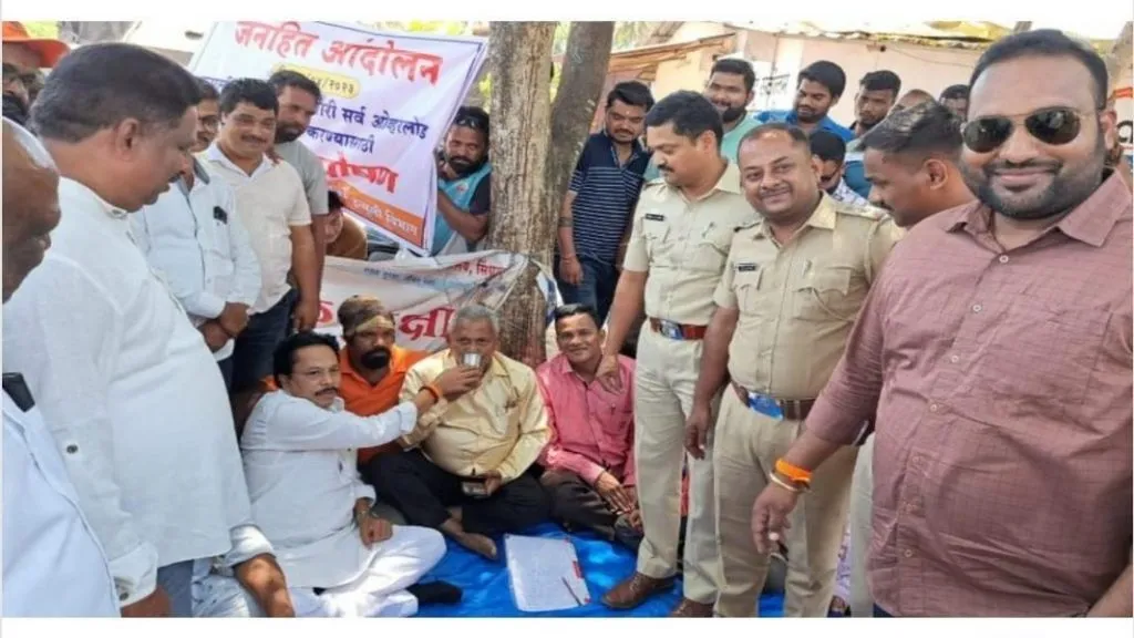 शिवसेनेचे ओव्हरलोड वाहतूक संदर्भात इन्सुलीत उपोषण