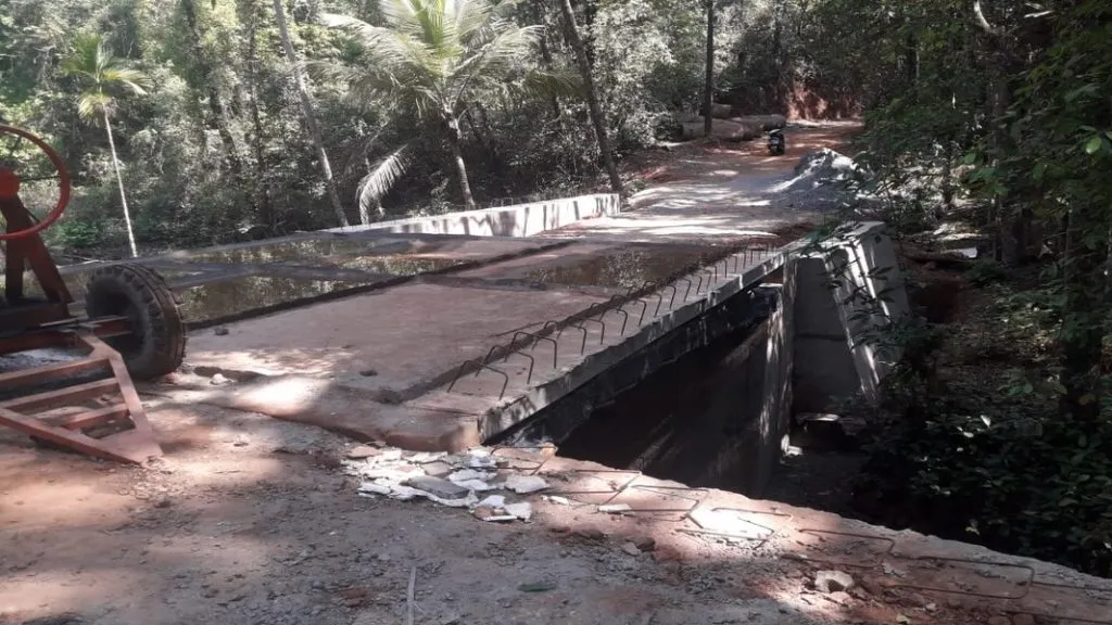 डेगवे-आंबेखणवाडीच्या पुलाचे बांधकाम प्रगती पथावर; ग्रामस्थात समाधान !