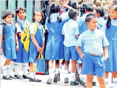 शाळेच्या पहिल्याच दिवशी गणवेश?