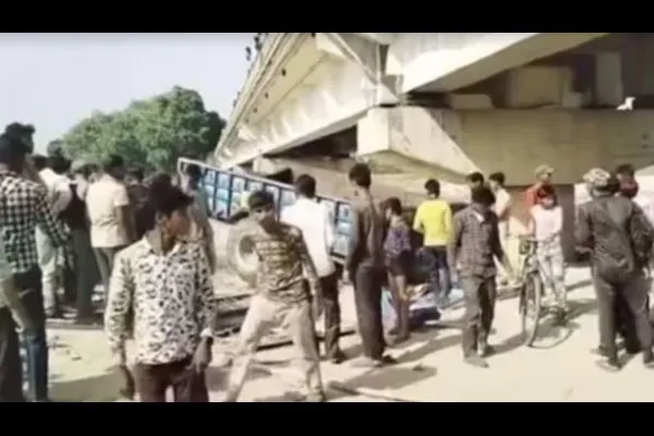 ट्रॅक्टर-ट्रॉली नदीत कोसळून 13 जणांचा मृत्यू