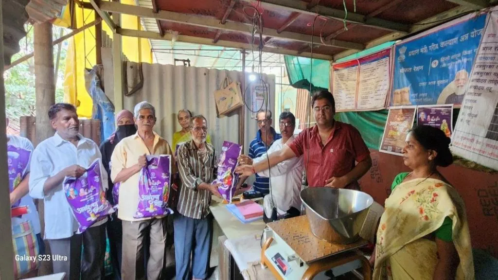 सावंतवाडी शहरात आनंदाचा शिधा उपक्रमाचा शुभारंभ !