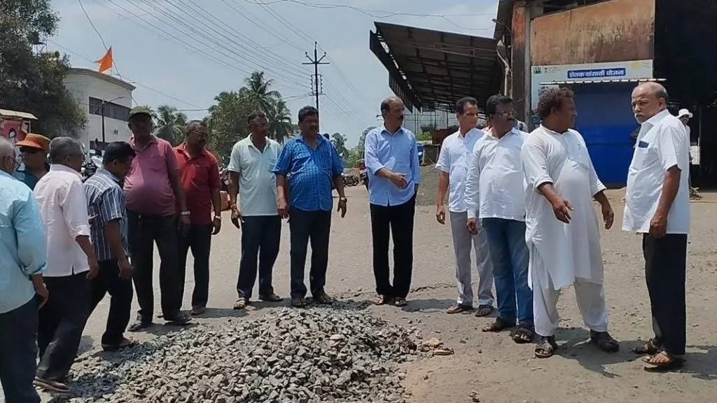 सावंतवाडी बसस्थानकावरील डांबरीकरणाचे काम नागरिकांनी पाडले बंद !