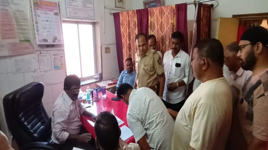 त्रिंबक -उपकेंद्र येथे शवपेटी ठेवण्यास हरकत घेतल्याने त्रिंबक ग्रामस्थ आक्रमक !