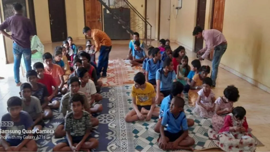 परशुराम उपरकर यांच्या वाढदिवसानिमित्त कोंडुरा येथील मूकबधिर विद्यार्थ्यांना स्नेहभोजन