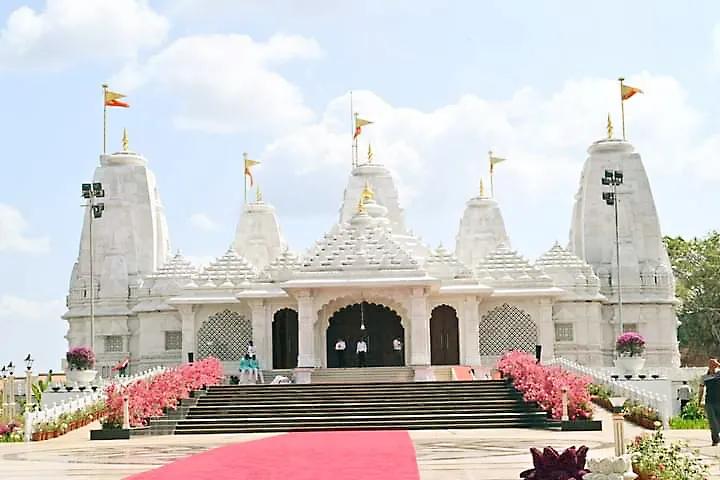 सांकवाळच्या भव्य राधाकृष्ण मंदिराचा उद्घाटन सोहळा