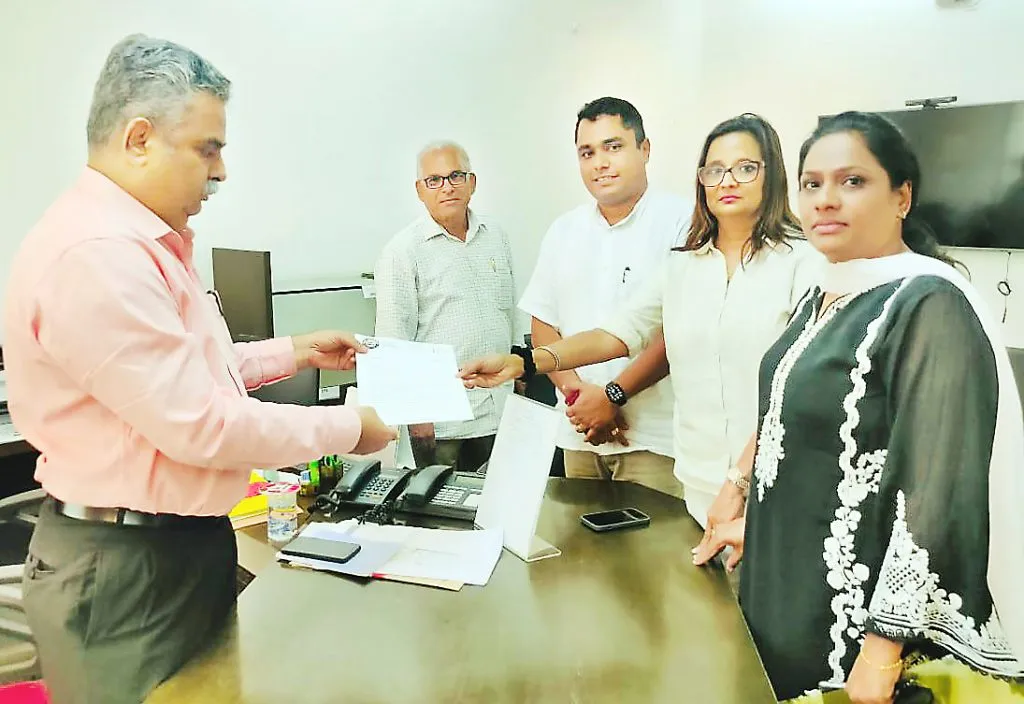 मोफत गणवेश, रेनकोटसह बचत गटांचे थकीत रक्कम द्या