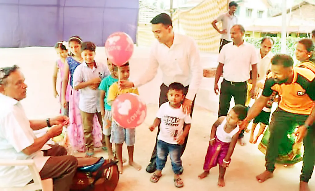 चिमुकल्यांना फुगे वाटून मुख्यमंत्र्यांनी अनुभवला आनंद