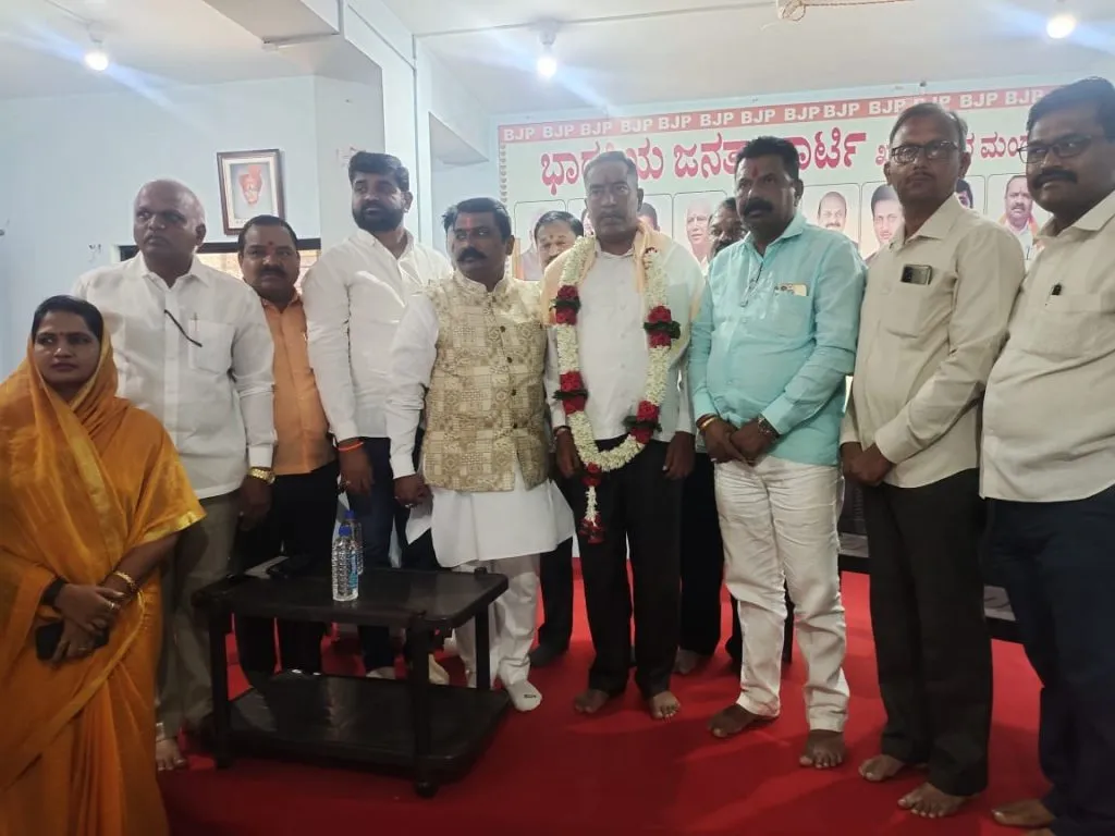 खानापूरचे आमदार विठ्ठल हलगेकर यांचा जिल्हाध्यक्ष संजय पाटील यांच्यावतीने सत्कार