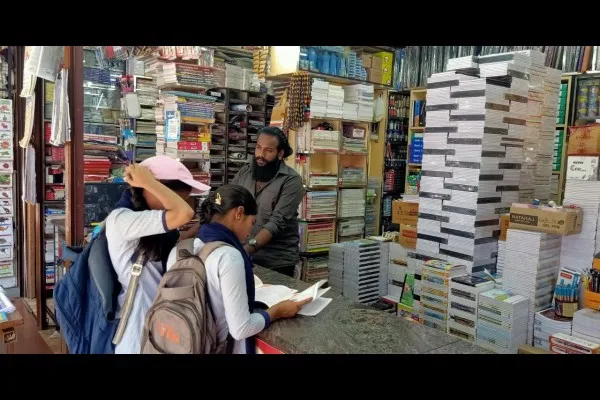 शालेय साहित्य खरेदीची लगबग