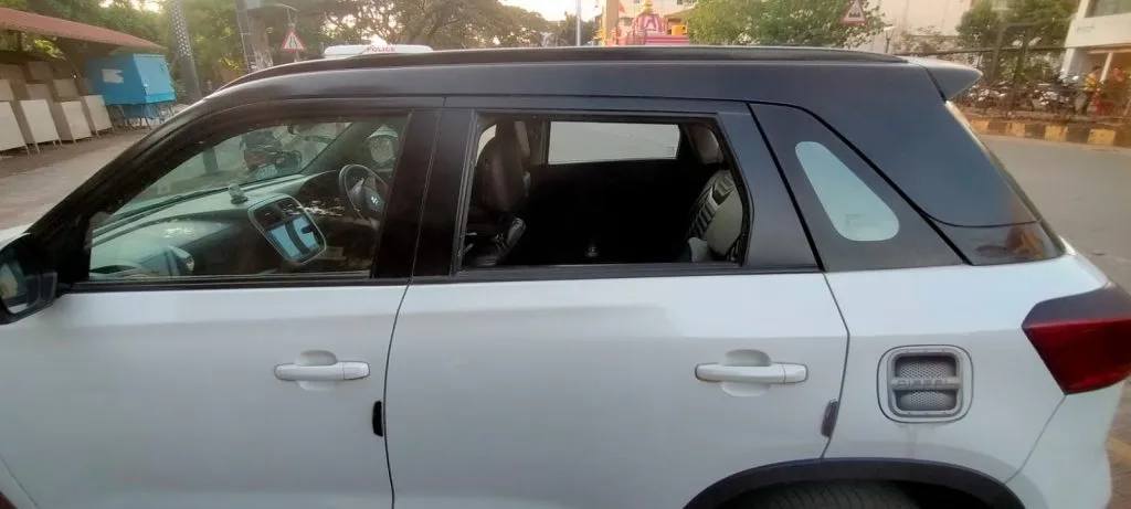 कारची काच फोडून 20 तोळे सोने लंपास