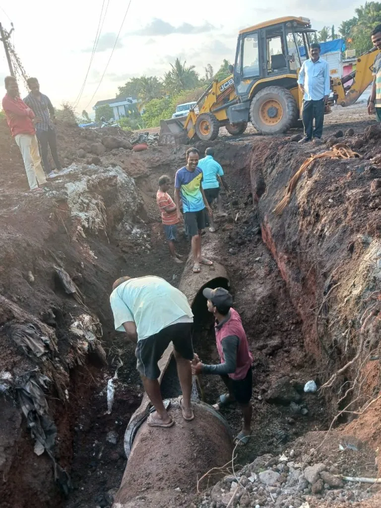 कुंडई येथे फुटली जलवाहिनी