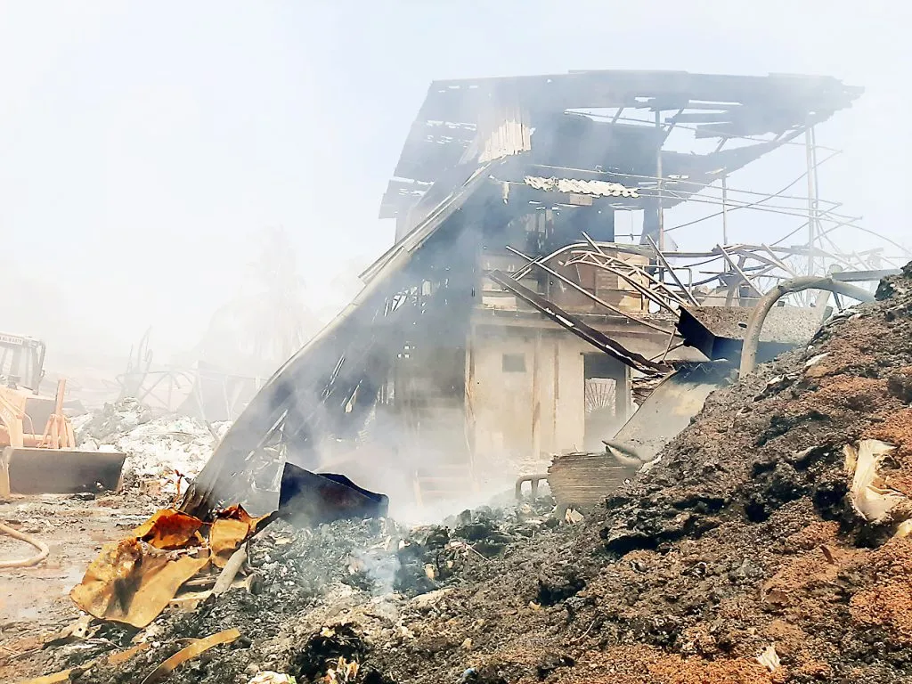 ढवळी भंगारअड्डयाची आग विझता… विझेना