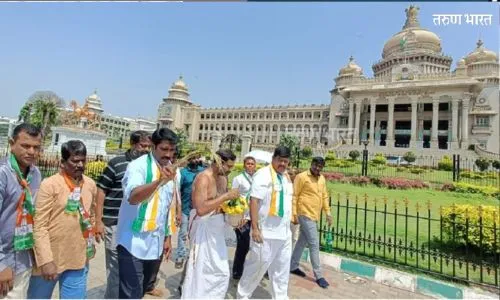 Karnataka : गोमुत्र शिंपडून कर्नाटक विधानसभेचे कॉंग्रेस कार्यकर्त्यांकडून शुद्धीकरण; व्हिडीयो व्हायरल