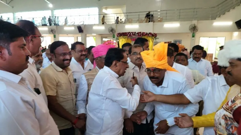 सत्तासंघर्षाच्या निकालाचे वाचन सुरू असताना आमदार अनिल बाबर विवाह सोहळ्यात