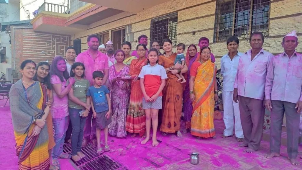 जागतिक कुटुंब दिन विशेष : 38 माणसांचे एकत्रीत आनंदी कुटुंब…