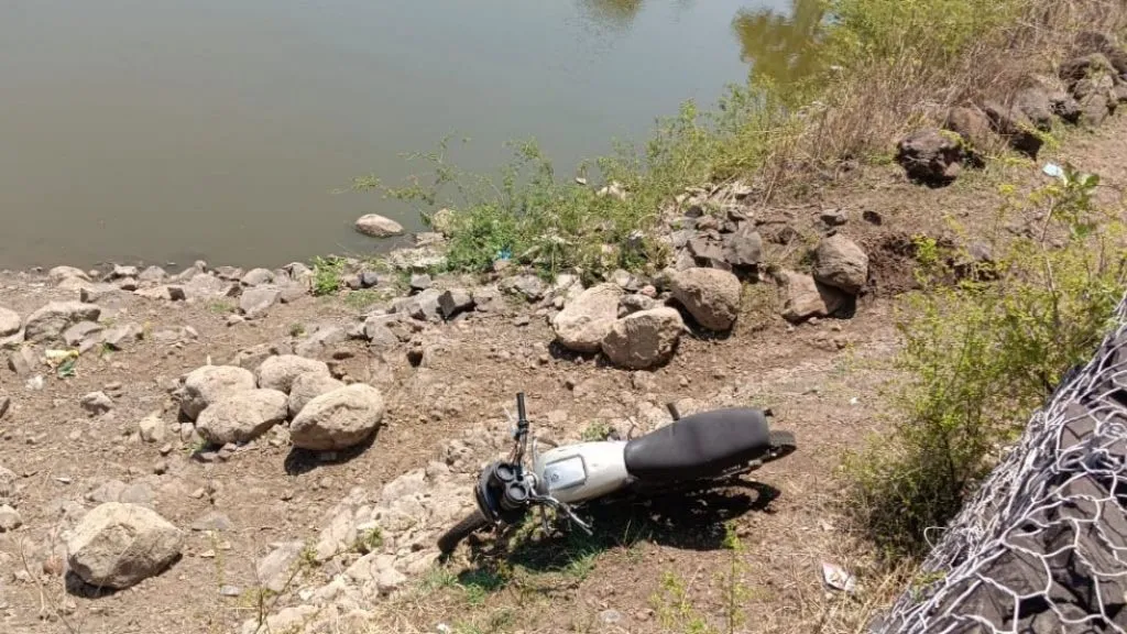 पाचगाव येथील गरुड तलावाच्या काठाला बेवारस मोटर सायकल