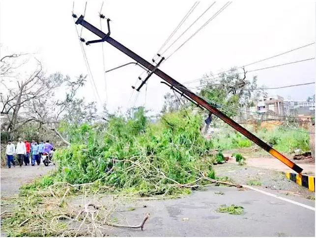 वळीव पावसामुळे तारांबळ अन् हेस्कॉमची धावपळ