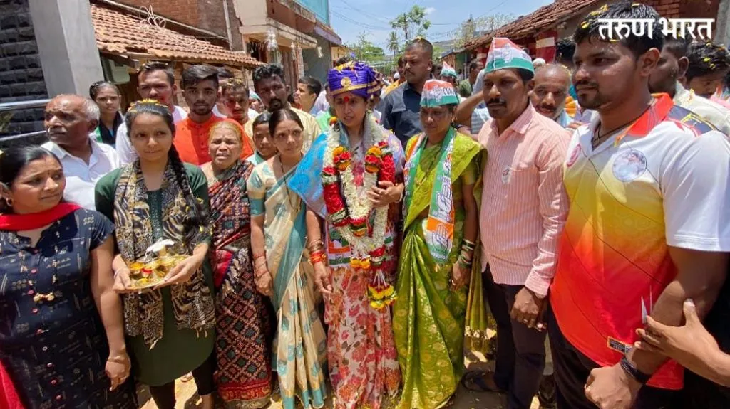 बाळेकुंद्री खुर्द गावात लक्ष्मी हेब्बाळकर यांचा रोड शो