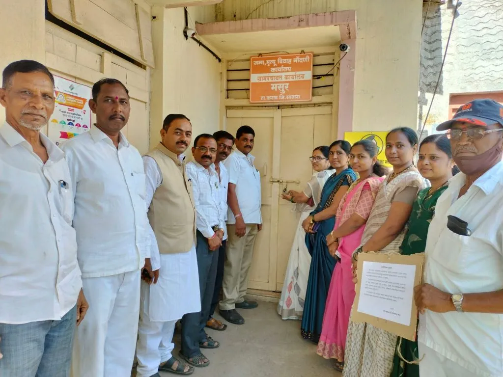 मसूर ग्रामपंचायतीला बेमुदत टाळे ठोकले