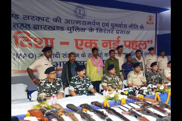 10 लाखांचे इनाम असलेल्या नक्षलवाद्याचे आत्मसर्पण