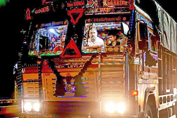 राहुल गांधी यांचा ट्रकमधून प्रवास