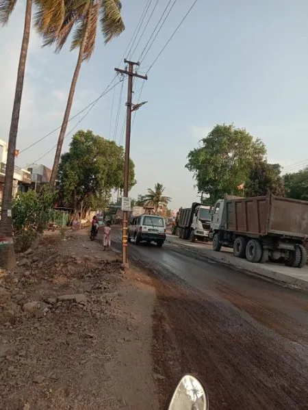 भर रस्त्यावरील विद्युत पोलमुळे शिरोळमधील रस्ते बनले धोकादायक; नागरिकांकडून आंदोलनाचा इशारा