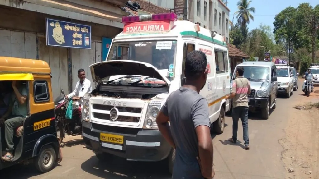 malvan : १०८ पडली भर रस्त्यात बंद