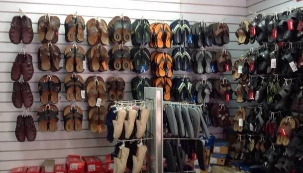 पुण्यात गोडाऊन फोडून चपलांची चोरी, तिघांना अटक