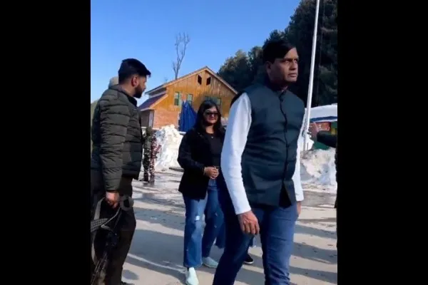 निविदेपासूनच कमिशनसाठी अधिकाऱ्यांचा ‘हात’ : काँग्रेस