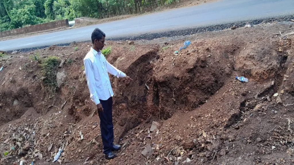 डेगवे- पानवळ रस्ता पहिल्याच पावसात खचला !