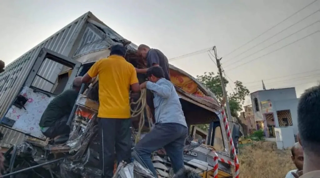 सिंदखेडराजाजवळ एसटी बस आणि ट्रकचा भीषण अपघात; 8 जणांचा मृत्यू