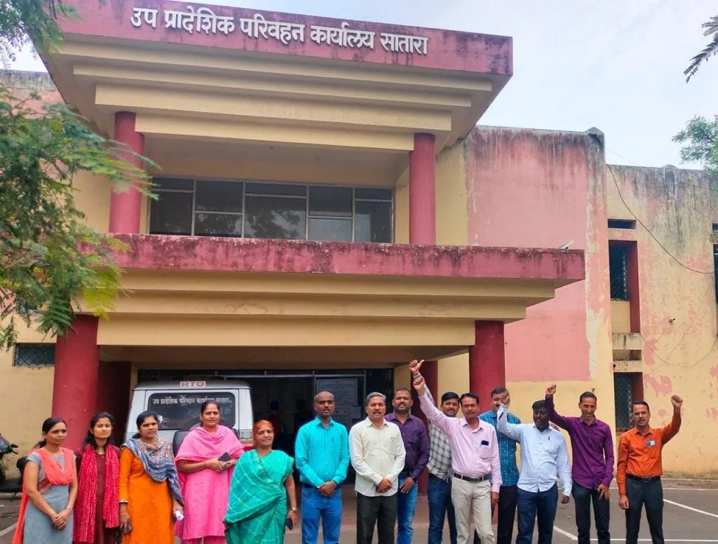 आरटीओ कर्मचाऱ्यांचे लेखणी बंद आंदोलन