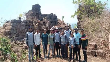 निवती किल्ल्याच्या मुख्य दरवाजा व बुरुजाची स्वच्छता