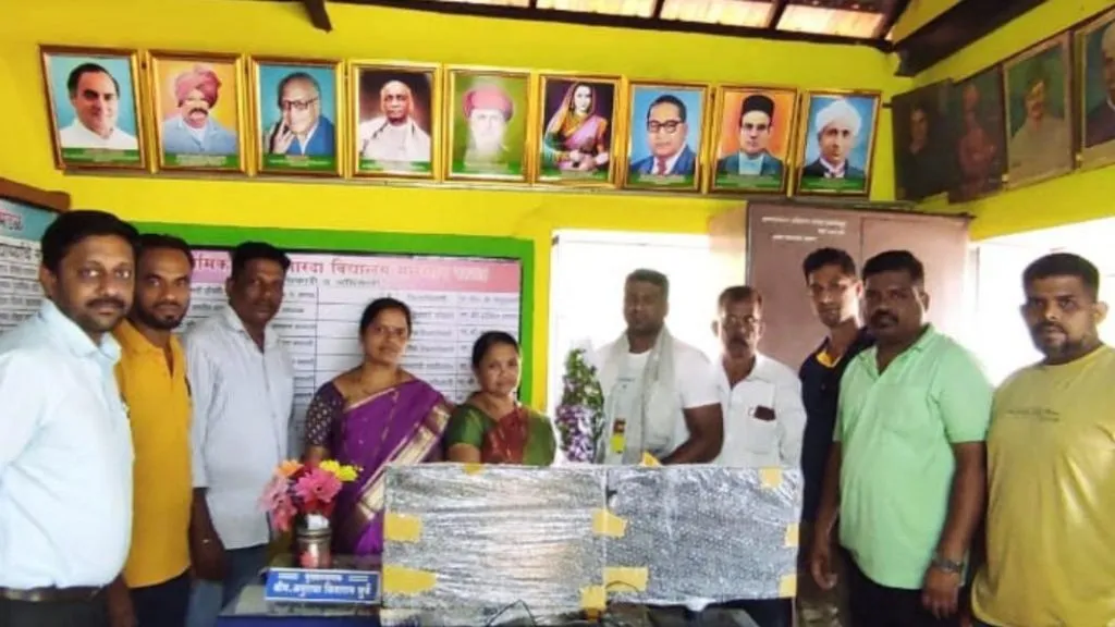 मळगाव शारदा विद्यालयात संगणक संच भेट