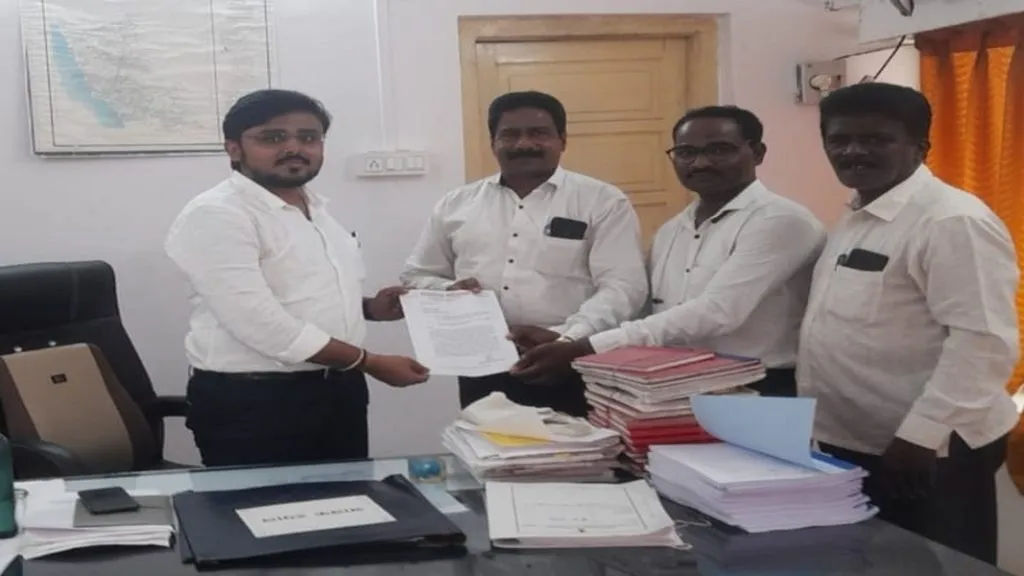 तर लोकवर्गणीतून गटारावर फरश्या बसवू – सामाजिक बांधिलकीचा इशारा