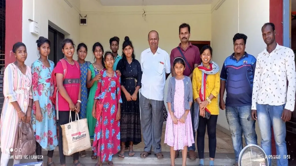 पेण (रायगड) येथील कातकरी मुले सिंधुदुर्गच्या भेटीवर