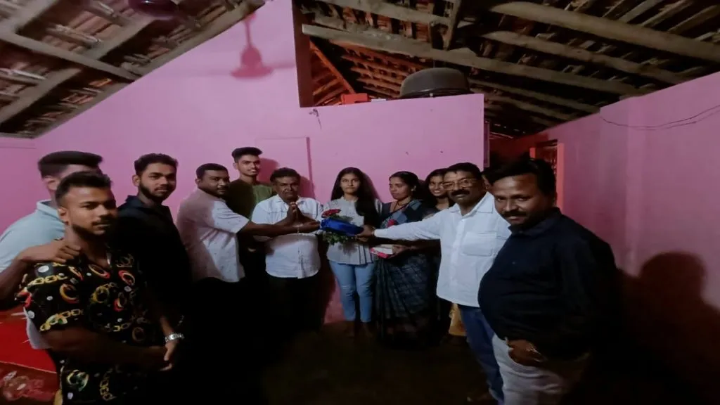 बारावीत वेंगुर्लेत प्रथम आलेल्या सारीकाकुमारी यादव हिचा ठाकरे शिवसेनेतर्फे गौरव !