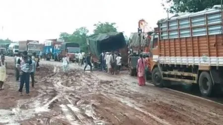 The road was muddy due to rain; 'Ha' road on Kolhapur-Ratnagiri highway closedThe road was muddy due to rain; 'Ha' road on Kolhapur-Ratnagiri highway closed